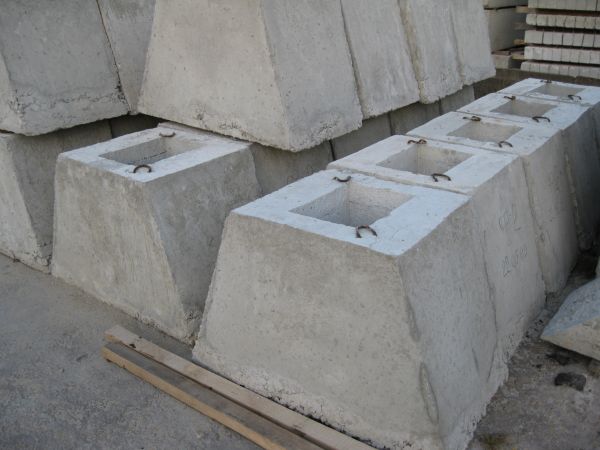 Фундаментный бетонный блок